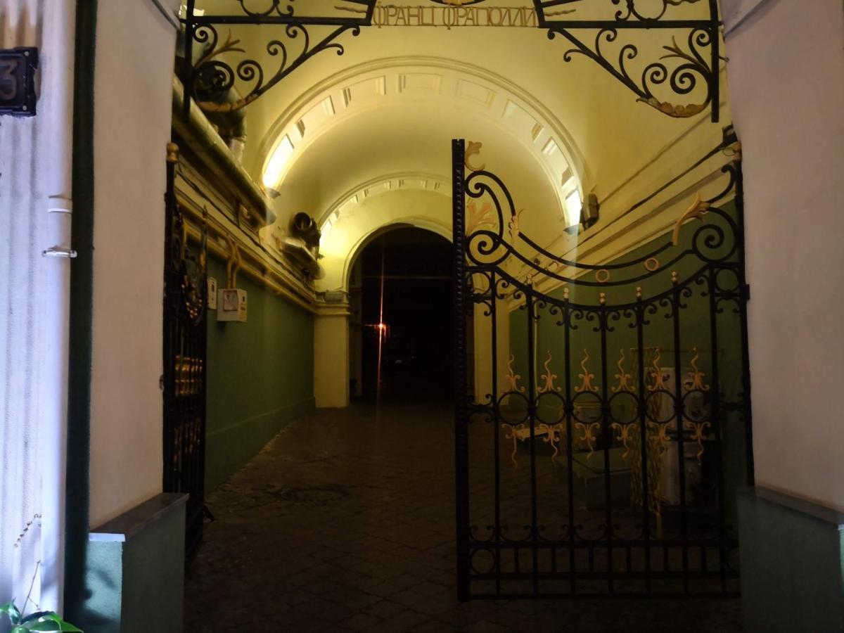 Затишні Апартаменти, Вулиця Дерибасівська, 13 Odessa Ngoại thất bức ảnh